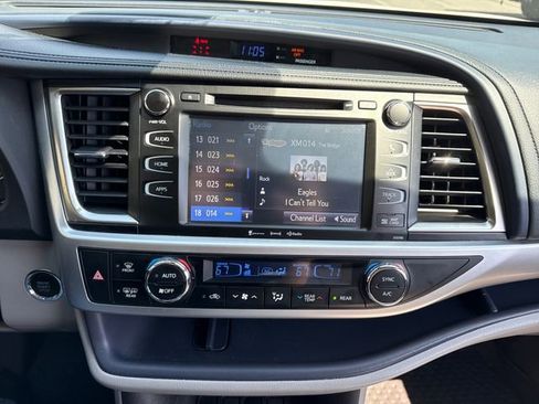 Used 2019 Toyota Highlander XLE AWD/4WD image 30
