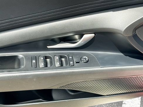 Certified 2025 Hyundai Elantra SEL FWD image 17