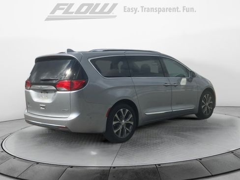 Used 2017 Chrysler Pacifica Limited image 8