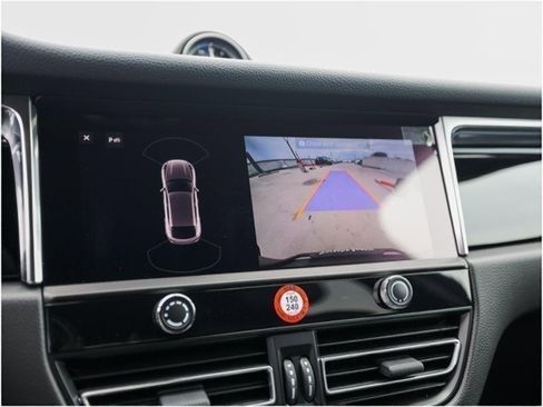 Certified 2025 Porsche Macan image 19