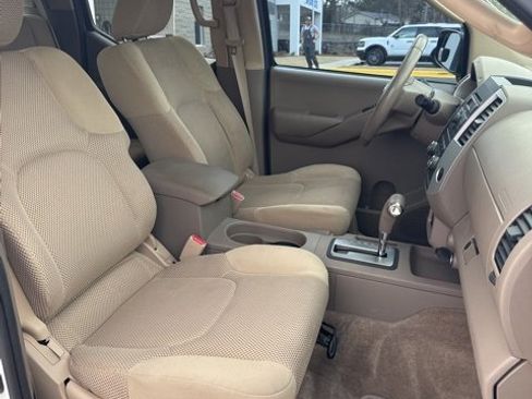 Used 2011 Nissan Frontier SV image 12