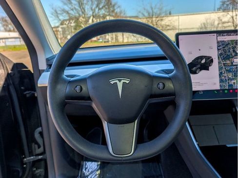 Used 2021 Tesla Model Y Long Range AWD/4WD image 18