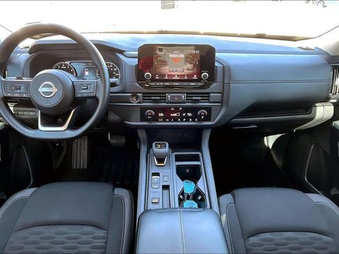 Used 2025 Nissan Pathfinder S image 14