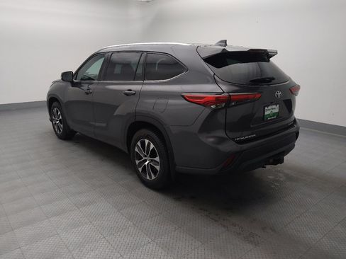 Used 2020 Toyota Highlander XLE AWD/4WD image 5