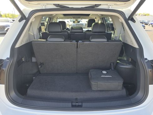 Used 2018 Volkswagen Tiguan SEL Premium w/ 3rd Row Seat Package AWD/4WD image 17