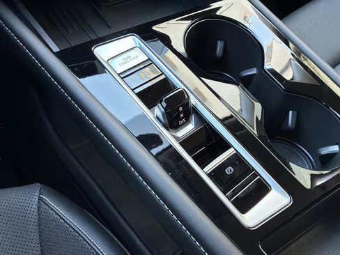 Used 2025 Volkswagen Atlas SE image 24