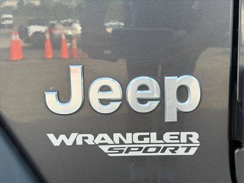 Used 2018 Jeep Wrangler Sport AWD/4WD image 10