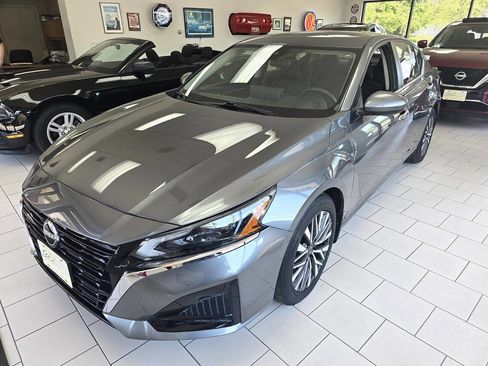 Used 2023 Nissan Altima 2.5 SV w/ SV Premium Package FWD image 1