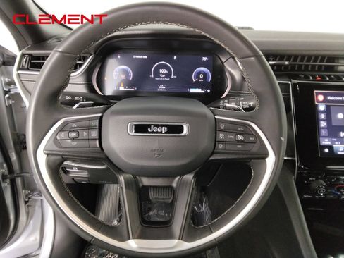 Used 2023 Jeep Grand Cherokee Altitude AWD/4WD image 12