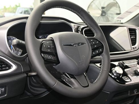 New 2026 Chrysler Pacifica Select image 13
