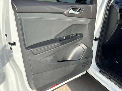 New 2026 Volkswagen Taos SE image 9