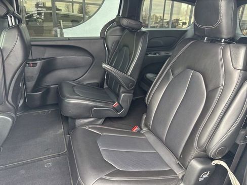 Used 2025 Chrysler Pacifica Select FWD image 16