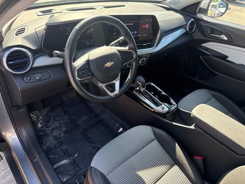 Used 2025 Chevrolet Trax LT w/ LT Convenience Package FWD image 25