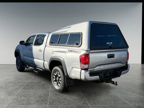 Used 2017 Toyota Tacoma TRD Off-Road image 3