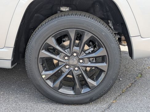 New 2026 Jeep Grand Cherokee Limited AWD/4WD image 9