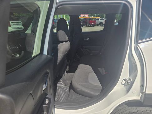 Used 2023 Jeep Renegade Latitude AWD/4WD image 8