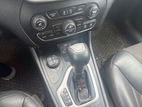 Used 2018 Jeep Cherokee Trailhawk w/ Comfort/Convenience Group AWD/4WD image 13