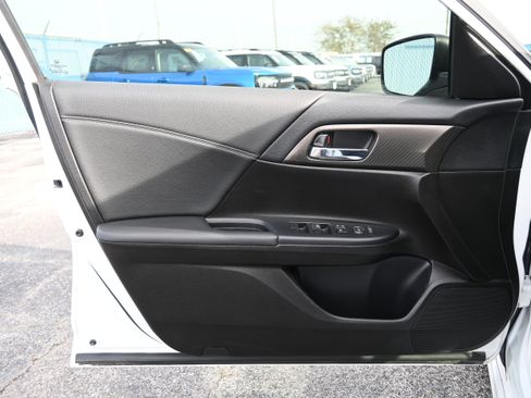 Used 2017 Honda Accord Sport image 11