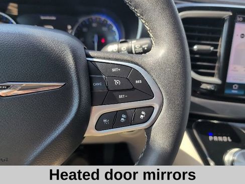 Used 2024 Chrysler Pacifica Touring-L FWD image 8