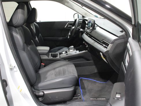 Used 2024 Mitsubishi Outlander 4WD Plug-In Hybrid image 29