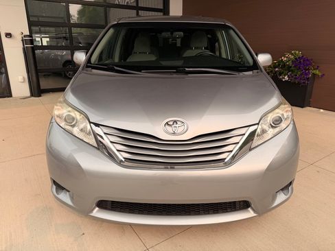 Used 2017 Toyota Sienna LE AWD/4WD image 2