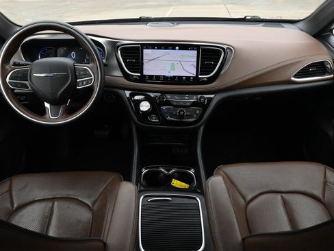 Used 2021 Chrysler Pacifica Limited w/ Uconnect Theater Family Group image 7