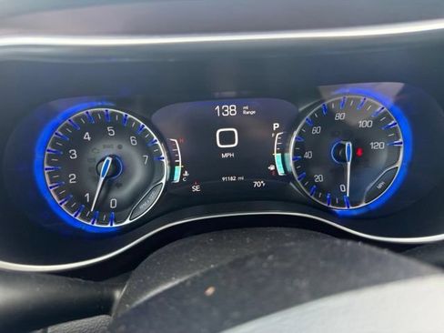 Used 2019 Chrysler Pacifica Touring-L FWD image 24