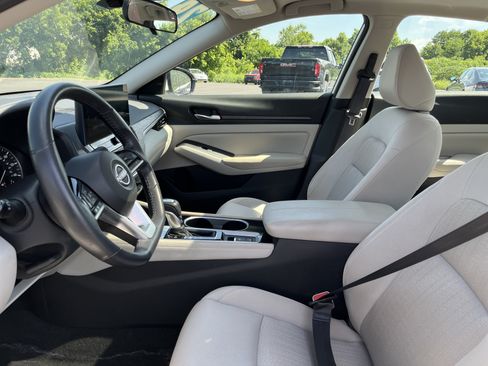 Used 2024 Nissan Altima 2.5 SV w/ SV Premium Package AWD/4WD image 4
