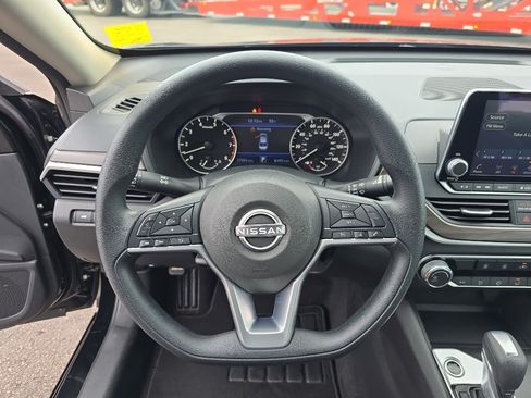 Used 2025 Nissan Altima 2.5 SV FWD image 11