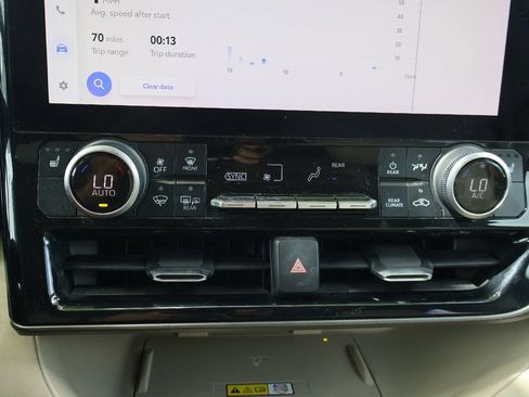 Used 2023 Toyota Highlander XLE FWD image 50