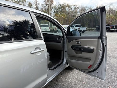 Used 2018 Kia Sedona L image 28