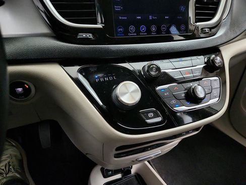Used 2020 Chrysler Pacifica Touring-L Plus FWD image 17
