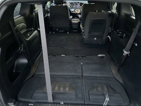 Used 2023 Chrysler Pacifica Touring image 41