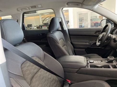 Used 2025 Nissan Pathfinder S image 17