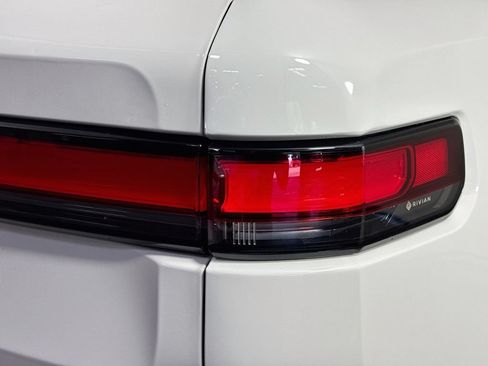 Used 2022 Rivian R1T Adventure AWD/4WD image 32