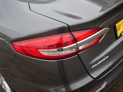 Used 2020 Ford Fusion SE image 18