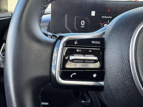 Used 2025 Kia Carnival SX w/ SX Dark Edition Package image 27