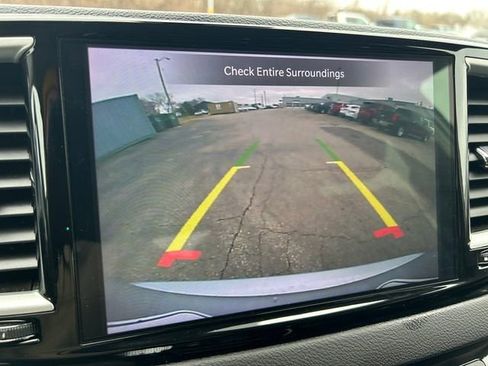 Used 2024 Chrysler Pacifica Touring-L image 29