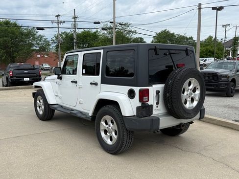 Used 2013 Jeep Wrangler Unlimited Sahara w/ Connectivity Group AWD/4WD image 8
