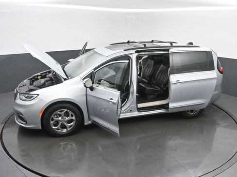 Used 2023 Chrysler Pacifica Limited FWD image 61