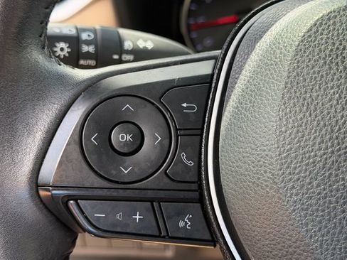 Used 2020 Toyota RAV4 XLE Premium FWD image 27