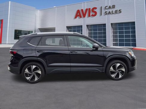 Used 2025 Volkswagen Taos SE AWD/4WD image 5