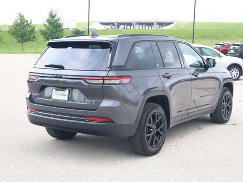 Used 2024 Jeep Grand Cherokee Laredo AWD/4WD image 4