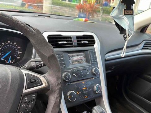 Used 2016 Ford Fusion SE image 3