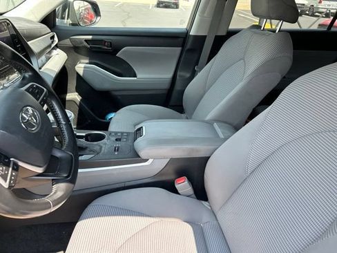 Used 2023 Toyota Highlander LE AWD/4WD image 7