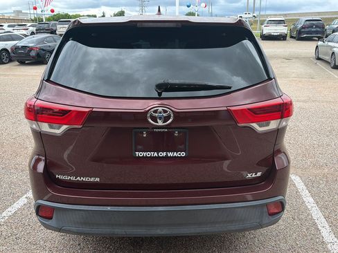 Used 2017 Toyota Highlander XLE FWD image 3