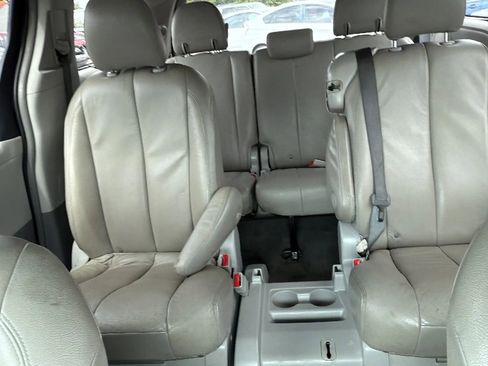 Used 2014 Toyota Sienna LE image 31