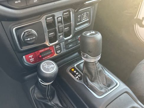 Used 2025 Jeep Wrangler Unlimited Rubicon AWD/4WD image 24