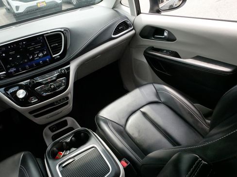 Used 2023 Chrysler Pacifica Touring-L FWD image 11