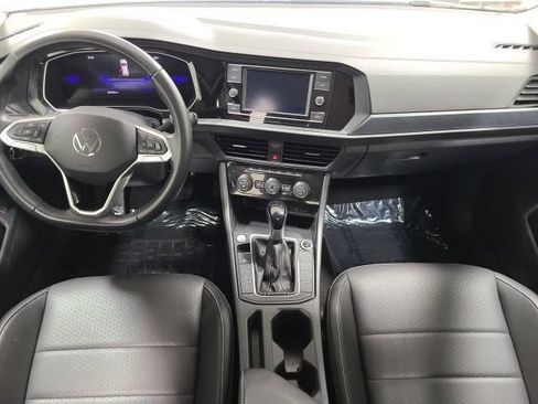 Used 2024 Volkswagen Jetta SE FWD image 2